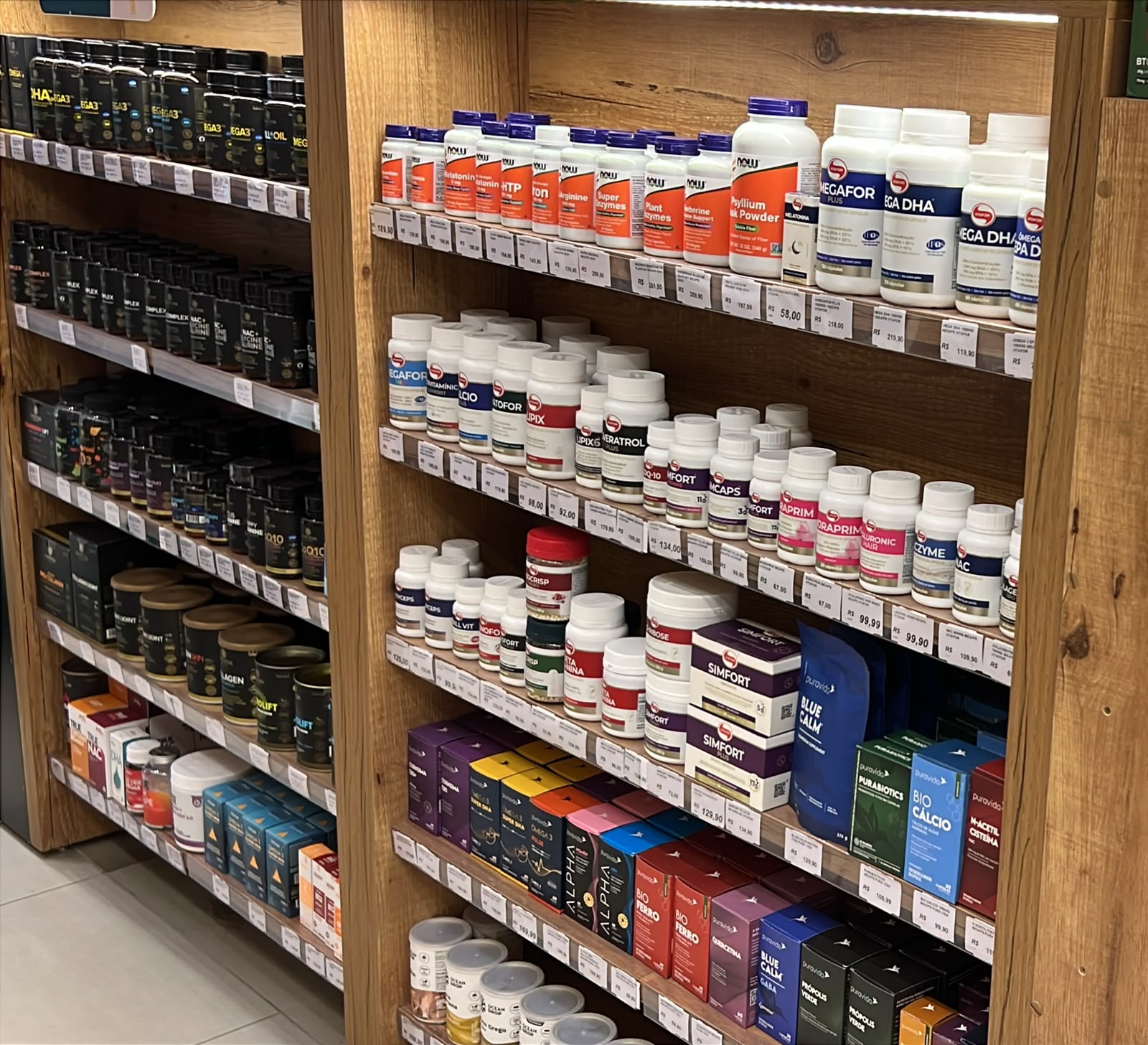 Vitaminas e suplementos nas prateleiras