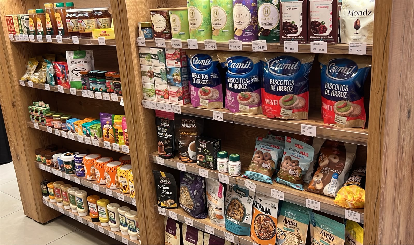 Prateleiras de alimentos naturais