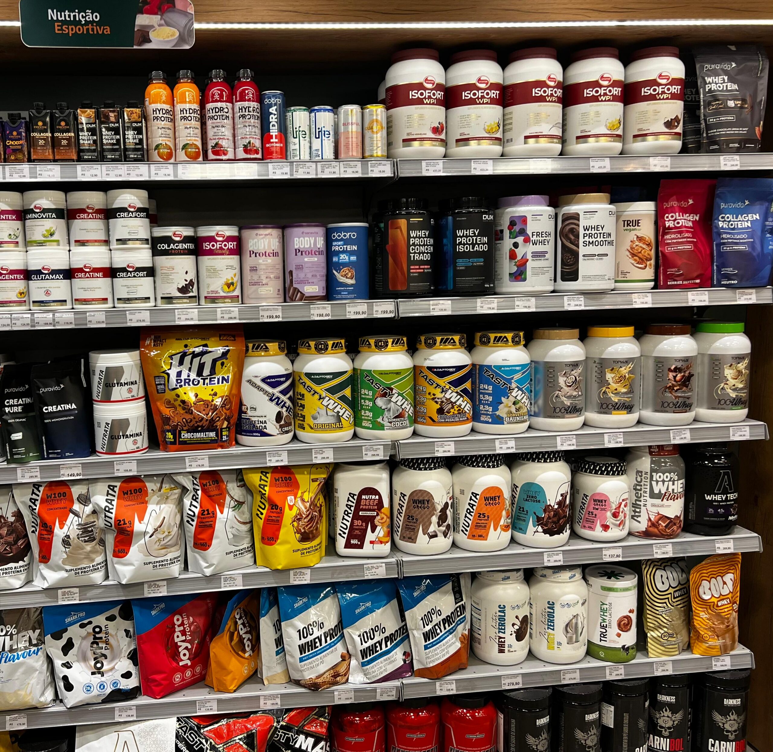 Prateleira de suplementos esportivos