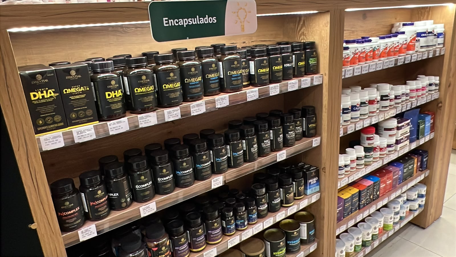 Prateleira de vitaminas e encapsulados